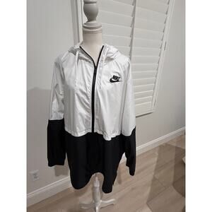 Nike Women’s 3X White Black Windbreaker Jacket Plus Size Lightweight Activewear